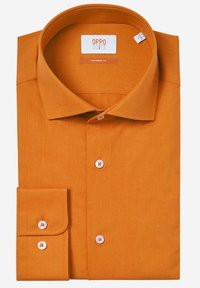 Pomarańczowa koszula w taliowanym kroju z kołnierzykiem typu spread, białymi guzikami i mankietem zapinanym na jeden guzik. Gładka tekstura, złożona płasko do prezentacji.