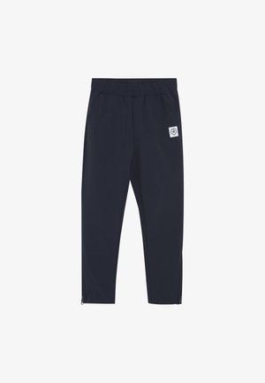 Granatowe spodnie sportowe z elastycznym pasem, bocznymi kieszeniami i zamkami błyskawicznymi przy nogawkach. Posiadają białą naszywkę z logo na górnej części uda.