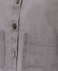 Szara koszula z guzikami, wykonana z teksturowanej tkaniny, z srebrnymi guzikami i dwiema kieszeniami na piersi.