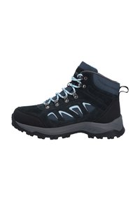 Wandelboots in zwart en donkerblauw, met een gemêleerd suede bovenkant, gaasdelen, blauwe veters, zilveren hardware en een robuuste rubberen zool.