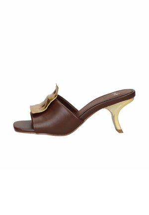 Mule marrone open-toe con tacco basso e curvo dorato e grande dettaglio decorativo dorato sulla fascia superiore.