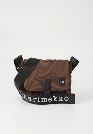 Hnědá křížová taška s vzorem vyrobená z látky, která má černý nastavitelný popruh s textem "marimekko" a přední klopu s magnetickým uzávěrem.