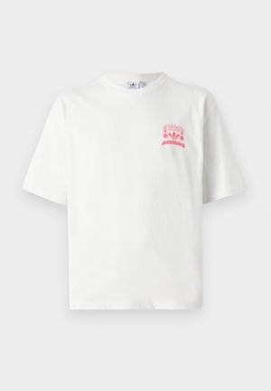 T-shirt Adidas à manches courtes blanche avec un petit logo graphique rouge représentant des enceintes et du texte sur la poitrine gauche.