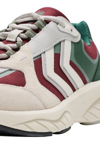 Sneaker aus einer Kombination von weichem Wildleder und Mesh-Materialien in Weinrot, Grün und Weiß. Enthält strukturierte Akzente und ein abgerundetes Sohlen-Design.