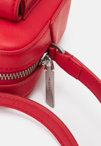 Calvin Klein RE LOCK CAMERA BAG FLAP - Borsa a tracolla - aurora red