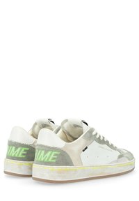 Sneaker bianche e grigie con un design testurizzato, caratterizzate da un accento verde "PRIME", colletto imbottito e suola traslucida.