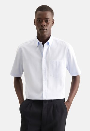 Lichtblauwe short-sleeve button-up shirt met een enkele borstzak, klassieke kraag en gladde katoenstof. Gestyled met zwarte broeken.