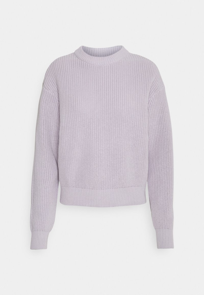 Pull en tricot violet clair avec manches longues, poignets et ourlet côtelés, et un col rond.