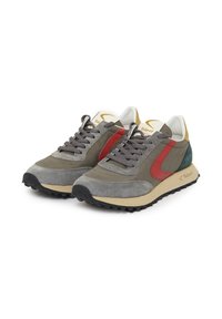 Zapatillas deportivas que combinan ante gris y tejido, con acentos rojos, una suela de goma texturizada y una entresuela de color crema.