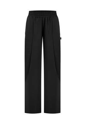 Pantalon noir à jambes larges avec ceinture élastique et poches latérales, avec des détails subtils de coutures le long des jambes.