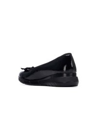 Zapato de charol negro con un diseño elegante, punta redondeada, pequeño lazo decorativo en la parte superior y suela de goma negra texturizada.