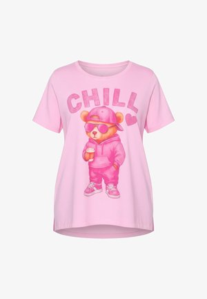 T-shirt rose avec un ours dessin animé portant des lunettes de soleil et un sweat à capuche, le texte indique "CHILL", manches courtes et coupe décontractée.