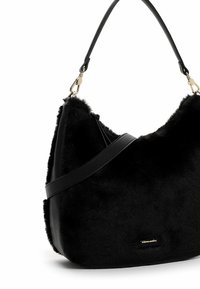 Borsa in pelliccia sintetica nera con manico in pelle e dettagli in oro. Forma curva con una texture morbida e logo vicino alla base.