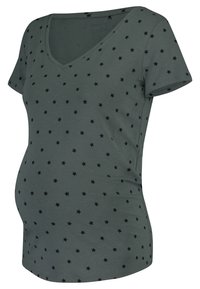Camiseta de maternidad en tela verde oscuro con una textura suave, con escote en V, mangas cortas y un patrón de estrellas negras por todo el tejido.