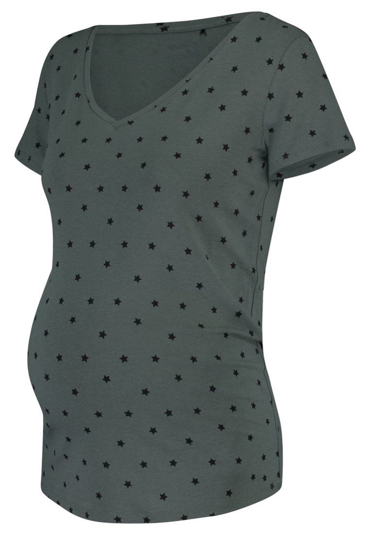 Camiseta de maternidad en tela verde oscuro con una textura suave, con escote en V, mangas cortas y un patrón de estrellas negras por todo el tejido.