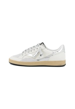 Sneaker bianca bassa con accenti argentati, suola beige e lacci argentati, vista dal lato esterno su sfondo bianco.