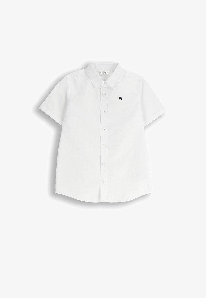 Biała, krótko rękawowa koszula button-up z tkaniny bawełnianej, z kołnierzykiem w kształcie ostrego oraz małym granatowym logo na lewej piersi.