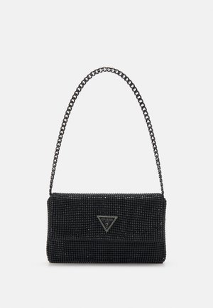 Sac à main noir perlé avec une surface texturée, doté d'une bandoulière en chaîne et d'une plaque logo triangulaire à l'avant. Forme rectangulaire compacte.