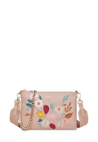 Hellrosa Kunstleder-Crossbody-Tasche mit floralen Stickereien in verschiedenen Farben, goldfarbenen Beschlägen und einem abnehmbaren Kettenriemen.