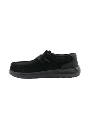 Chaussure mocassins en daim noir avec un bout arrondi, des coutures contrastantes et une semelle en caoutchouc noir texturé. Design minimaliste avec des accents subtils.