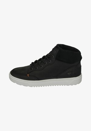Schwarze High-Top-Sneaker aus Leder und Textil, mit weißen Gummisohlen, runden Schnürsenkeln und einem kleinen orangefarbenen Akzent an der Vorderseite.