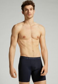 Marina boxershorts med elastisk midja som har en logotyp. Tyget är mjukt med en figurnära design och har en klassisk shortsmodell.