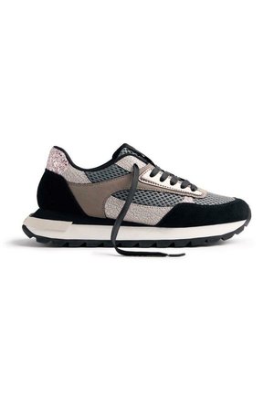 Sneakers sportivi con punta in suede nero testurizzato, parte superiore in mesh grigio e finiture metalliche. Lacci neri e suola bianca spessa con battistrada nero.