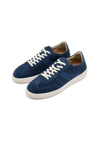 Zapatillas de ante azul marino con cordones blancos, textura suave, punta redondeada y un discreto detalle de franjas laterales. Suela de goma para tracción.