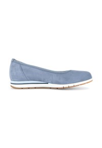 Ballerines en cuir suédé bleu avec un bout rond, une ouverture élastiquée et une semelle extérieure blanche dotée d'une fine rayure noire.