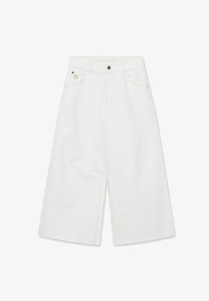 Fehér, széles szárú, bokáig érő farmer szálas szegéllyel, elöl gombos és cipzáras, klasszikus ötpocketes kialakítással, síkban elhelyezve.