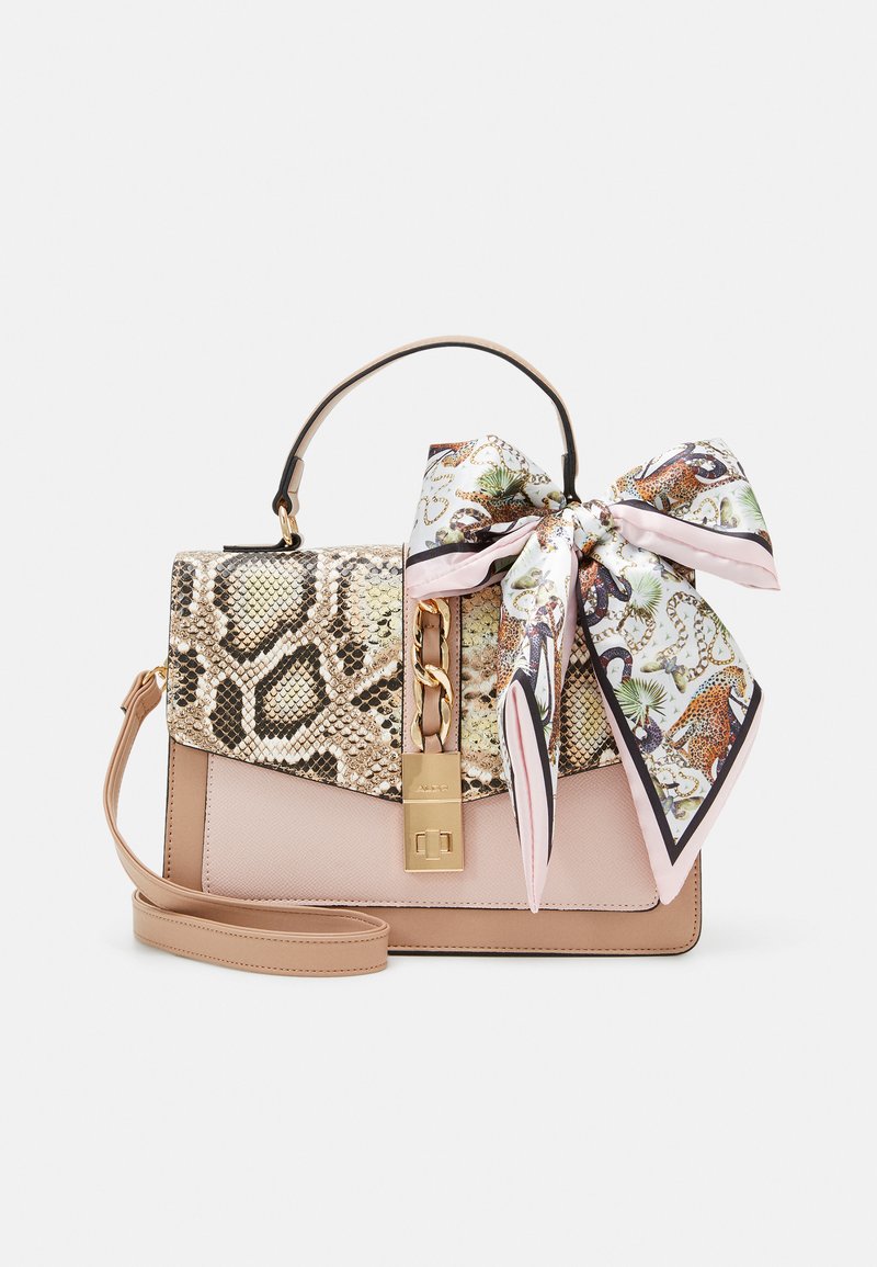 Sac à main structuré avec une base beige, un rabat en imprimé serpent, des accessoires en or et une écharpe en soie à motifs en accent au niveau de la poignée.