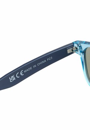 Pari aurinkolasit, joissa on vaaleansiniset läpinäkyvät kehykset ja tummansiniset varret, metallisilla saranoilla ja kaiverretulla tekstillä varressa.