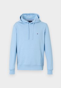 Sweat à capuche bleu clair avec poche kangourou, capuche à cordon, poignets côtelés et petit logo Tommy Hilfiger rouge, blanc et marine sur la poitrine.
