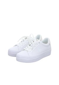 Sneakers platform bianchi realizzati in materiale sintetico liscio. Le caratteristiche del design includono lacci, una suola testurizzata e un logo sottile sul lato.