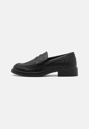 Mocassini in pelle nera con punta rotonda, dettagli cuciti e tacco basso a blocco. Texture liscia con design slip-on.