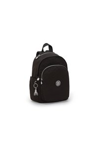 Zaino in tessuto nero con motivo a diamante, due tasche anteriori con zip, una maniglia superiore e un accento in metallo argentato a forma di portachiavi.