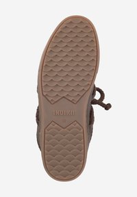 Semelle en caoutchouc d'une chaussure marron avec un motif en vagues, portant le nom de la marque "INUIKI" et la taille "39" en relief. Les lacets sont soigneusement noués.