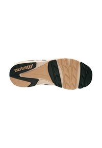 Suola della scarpa con tacco in gomma nera, intersuola beige, modelli di grip testurizzati e accento con logo; progettata per trazione e supporto.