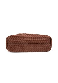 Sac en cuir tressé rectangulaire marron vu du dessous avec des bandes étroitement entrelacées formant un motif de panier.