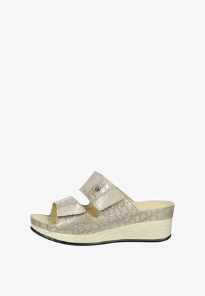 Sandalia de cuña beige con parte superior de estampado de cocodrilo, dos correas ajustables de velcro y suela con textura de madera clara con suela exterior negra.