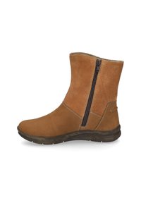 Brązowe zamszowe botki za kostkę z bocznym zamkiem błyskawicznym, okrągłym noskiem i teksturowaną podeszwą. Szczegóły przeszyć oraz lekki obcas dla dodatkowego wsparcia.