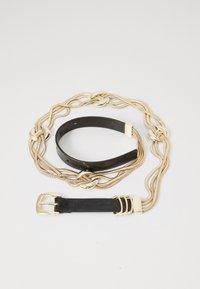 Zwarte leren riem met gevlochten accenten van goudkleurige metalen kettingen; heeft een rechthoekige gesp en een soepele textuur. Elegante knoopontwerp.