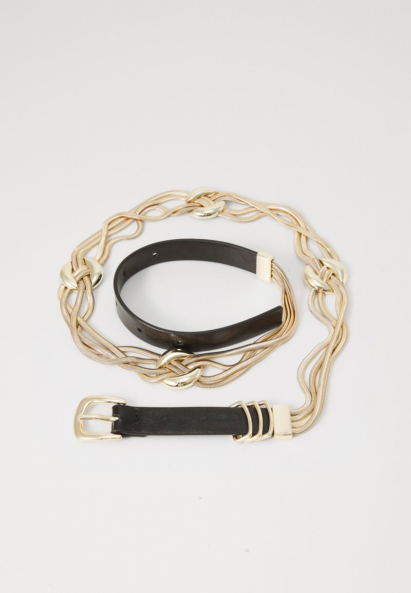 Zwarte leren riem met gevlochten accenten van goudkleurige metalen kettingen; heeft een rechthoekige gesp en een soepele textuur. Elegante knoopontwerp.