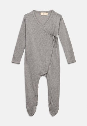 Gråt strikket babyheldragt med lange ærmer, fødder, struktureret mønster og sidebindelukning langs bryst- og benområdet.
