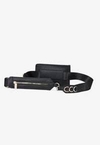 Bolso de cuero negro con un bolsillo con cremallera, correa ajustable con herrajes dorados y un compartimento principal rectangular. Superficie texturizada y diseño elegante.