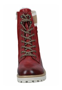 Bottine en cuir rouge avec des détails en lacets marron et noir, col rembourré blanc et semelle en caoutchouc structurée. Conçue pour le confort et la durabilité.