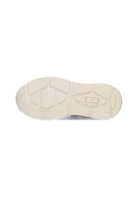 Semelle de sneaker blanche présentant un design en caoutchouc texturé avec des motifs géométriques et des stries surélevées pour une adhérence optimale. Bord plat et arrondi pour plus de stabilité.