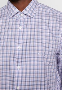 Camicia button-up con un piccolo motivo a quadri blu e rosa, realizzata in tessuto tessuto con colletto e logo ricamato sul petto.