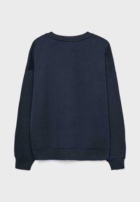 Felpa blu navy con scollo a girocollo, spalle scese e polsini a costine. Tessuto morbido senza fantasie o hardware visibile.