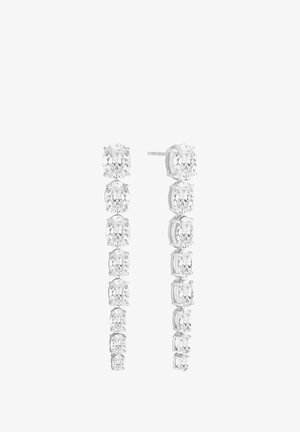 Långa silverörhängen som har en rad klara, runda cubic zirconia-stenar som gradvis minskar i storlek från toppen till botten.